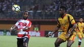 Madura United yang menjamu Mitrak Kukar di Stadion Gelora Ratu Pamelingan Pamekasan, Jawa Timur, Kamis (13/9), juga meraih kemenangan 2-0 berkat gol dari Mamadou Samassa dan Greg Nwokolo. (ANTARA FOTO/Saiful Bahri/hp/18)