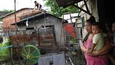 Saat ini, Topan super Mangkhut yang masuk kategori 5 terpantau sudah berada pada jarak 725 kilometer di Timur Virac, Catanduanes, dan akan terus berembus dengan kecpatan 255 kilometer per jam. (AFP Photo/Ted Aljibe)