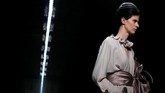 Namun, penantian itu tak sia-sia sebab Jacobs berhasil memukau penonton lewat koleksi musim semi/musim panas 2019 miliknya. (REUTERS/Andrew Kelly)