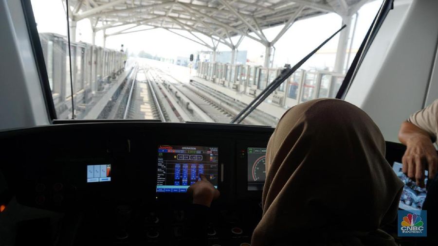 LRT ini memiliki 4 gerbong dengan kapasitas 540 penumpang.