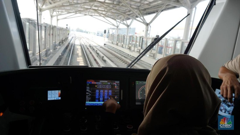 LRT ini memiliki 4 gerbong dengan kapasitas 540 penumpang.