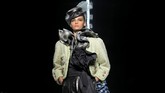 Penampilan pun dilengkapi dengan fascinator, sling bag, serta scarf ala Grace Kelly. (REUTERS/Andrew Kelly)