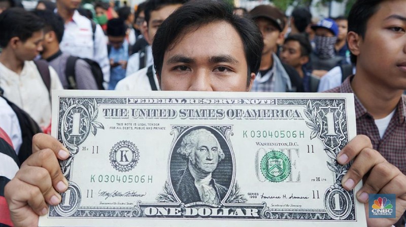 Mereka menuntut untuk Jokowi dan JK dapat menstabilkan dan menguatkan nilai Rupiah yang saat ini sedang melemah.