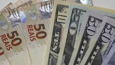 Mata Uang Brasil Brazilian Real and U.S. dollar notes are pictured at a currency exchange office in Rio de Janeiro, Brazil, in this September 10, 2015 photo illustration. REUTERS/Ricardo Moraes
