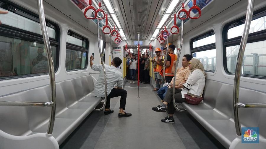 LRT ini memiliki 4 gerbong dengan kapasitas 540 penumpang.