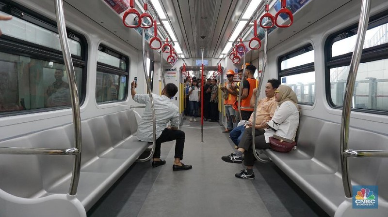 LRT ini memiliki 4 gerbong dengan kapasitas 540 penumpang.
