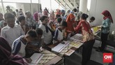 Ratusan warga terlihat antusias mengikuti uji coba hari terakhir kereta Light Rail Transit (LRT) di Stasiun Velodrome, Rawamangun, Jakarta Timur menuju Stasiun Kelapa Gading (14/9). (CNN Indonesia/ Hesti Rika)