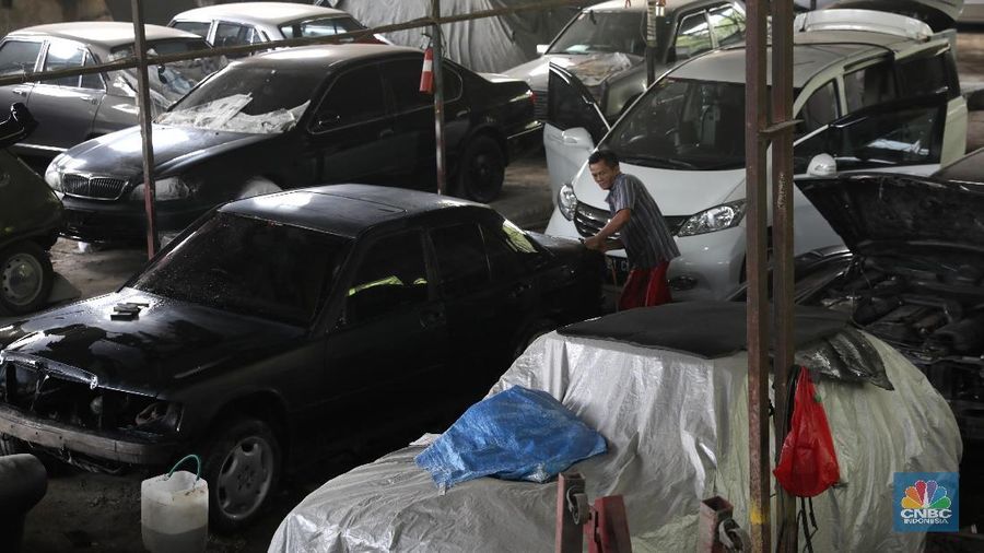 Pekerja menyelesaikan pemasangan atap mobil di bengkel mobil di kawasan, Tangerang, Banten, Jumat (14/9). Perusahaan-perusahaan asuransi membatasi usia kendaraan yang boleh diikutsertakan dalam program asuransi. Asuransi kendaraan yang bisa dipilih, comprehensive untuk pergantian apabila beberapa bagian mobil rusak atau keserempet. Atau bisa juga total loss only untuk pergantian apabila mobil hilang. Asuransi kan terima mobil sampai usia mobil 9 tahun untuk comprehensive atau 15 tahun untuk TLO (total loss only). (CNBC Indonesia/Muhammad Sabki)