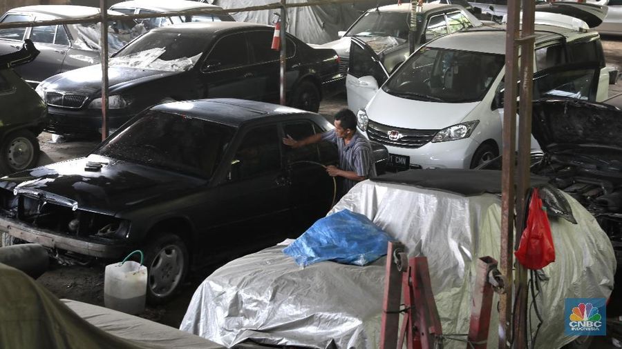 Pekerja menyelesaikan pemasangan atap mobil di bengkel mobil di kawasan, Tangerang, Banten, Jumat (14/9). Perusahaan-perusahaan asuransi membatasi usia kendaraan yang boleh diikutsertakan dalam program asuransi. Asuransi kendaraan yang bisa dipilih, comprehensive untuk pergantian apabila beberapa bagian mobil rusak atau keserempet. Atau bisa juga total loss only untuk pergantian apabila mobil hilang. Asuransi kan terima mobil sampai usia mobil 9 tahun untuk comprehensive atau 15 tahun untuk TLO (total loss only).  (CNBC Indonesia/Muhammad Sabki)