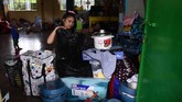 Warga Filipina bersiap menghadapi Topan Super Mangkhut yang akan menghantam negara itu pada akhir pekan. (AFP Photo/Ted Aljibe)