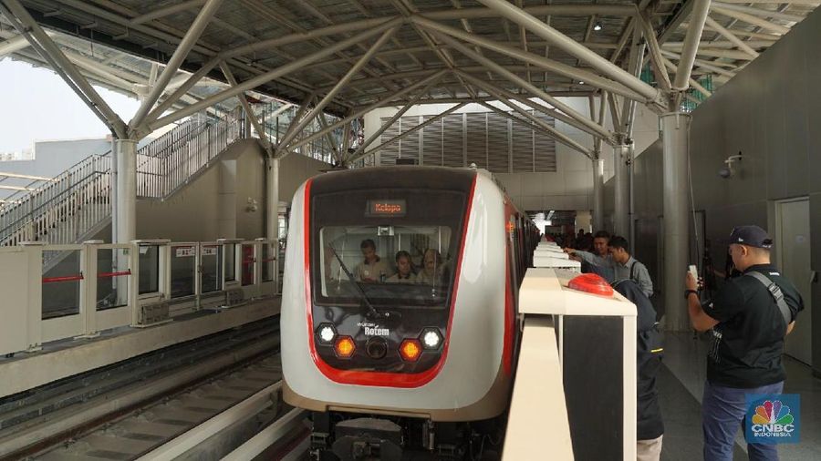 Uji coba operasi moda transportasi LRT Jakarta rute Velodrome - Boulevard Utara Kelapa Gading.  (CNBC Indonesia/Wanti Puspa)