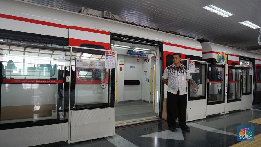 LRT ini memiliki 4 gerbong dengan kapasitas 540 penumpang.
