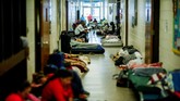 Orang-orang terlihat di dalam tempat pengungsian yang dibangun oleh Red Cross. Mereka telah mengungsi sebelum Badai Florence menghampiri kota mereka di Grantsboro, Carolina Utara. (REUTERS/Eduardo Munoz)