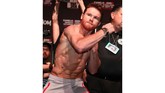 Canelo Alvarez berpose di atas podium usai melakukan timbang badan. Gennady Golovkin menganggap Canelo sebagai 'badut' dalam konferensi pers jelang pertarungan. (Al Bello/Getty Images/AFP)