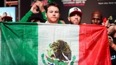 Canelo Alvarez mengibarkan bendera Meksiko sebelum melakukan timbang badan. Canelo untuk kali kedua akan menghadapi Gennady Golovkin dalam perebutan gelar juara dunia kelas menengah WBA Super, WBC, IBO, dan The Ring. (REUTERS/Joe Camporeale-USA TODAY Sports)