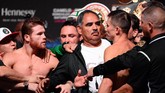 Kericuhan kecil sempat terjadi saat Canelo Alvarez dan Gennady Golovkin bertatap muka. Ofisial kedua petinju dan petugas keamanan kemudian dengan cepat mengamankan situasi. (REUTERS/Joe Camporeale-USA TODAY Sports)