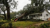 Pohon yang diterpa badai Florence 'bersandar' pada sebuah rumah di kota Wilson, Carolina Utara. (REUTERS/Eduardo Munoz)