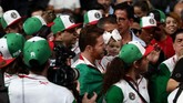 Saul Canelo Alvarez menggendong anaknya ketika tiba di T-Mobile Arena, Nevada, untuk melakukan timbang badan jelang pertarungan melawan Gennady Golovkin. (Al Bello/Getty Images/AFP)