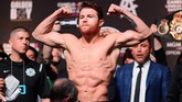Canelo Alvarez yang merupakan juara bertahan kelas menengah The Ring saat melakukan timbang badan. Pertarungan pertama Canelo vs Gennady Golovkin, 16 September 2017, berakhir imbang. (REUTERS/Joe Camporeale-USA TODAY Sports)
