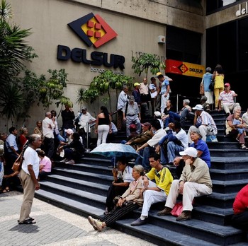 Ratusan Lansia Venezuela Tagih Tunjangan Pensiun Bulanan