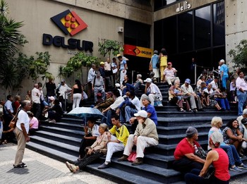 Ratusan Lansia Venezuela Tagih Tunjangan Pensiun Bulanan