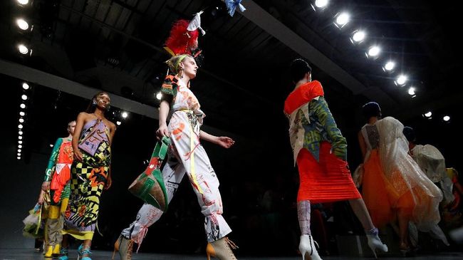 Pompa ASI Ramaikan Panggung London Fashion Week
