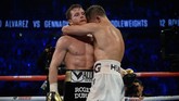 Hingga ronde terakhir berakhir, kedua petinju masih mampu berdiri dan bertarung. (Joe Camporeale-USA TODAY Sports)
