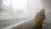 Seorang jurnalis di Heng Fa Chuen, Hong Kong terhempas akibat kencangnya hembusan Topan Mangkhut. (REUTERS/Bobby Yip TPX IMAGES OF THE DAY)