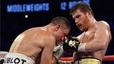 Meski lebih berpengalaman, Golovkin terlihat terdesak meladeni petinju berusia 28 tahun itu. Golovkin tampak kesulitan menghadapi serangan agresif Canelo. (Joe Camporeale-USA TODAY Sports)