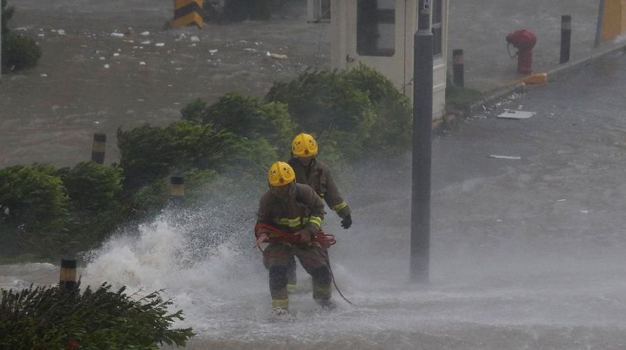 Topan Mangkhut menghantam China daratan pada hari Minggu (16/9/2018) setelah menyebabkan sejumlah kerusakan di Hong Kong dan Macau.