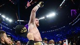 Laga ini sekaligus menjadi jawaban atas hasil imbang yang terjadi tahun lalu. Semula, tarung ulang dijadwalkan pada Mei 2018 namun Canelo terjerat kasus doping dan akhirnya duel jilid kedua digelar hari ini. (Joe Camporeale-USA TODAY Sports)