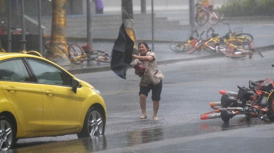 Topan Mangkhut meluncur dengan cepat menuju Hong Kong hari Minggu, menghantam garis pantai, dan membuat gedung-gedung pencakar langit bergoyang-goyang.