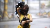 Warga Shenzhen, China dilarang untuk berkeliaran di jalan raya akibat Topan Mangkhut. (REUTERS/Jason Lee)
