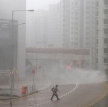 Mengintip Dahsyatnya Topan Mangkhut yang Hantam Hong Kong