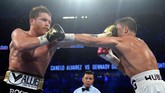 Ia terus mendesak petinju berusia 36 tahun tersebut dengan menyerang bagian wajah dan perut sejak ronde pertama dimulai. (Joe Camporeale-USA TODAY Sports)