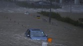 Gelombang tinggi dan air laut meluber ke jalan di Heng Fa Chuen, Hong Kong (REUTERS/Bobby Yip)