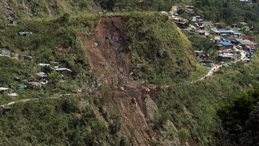 Mangkhut dengan angin badai berkekuatan lebih dari 200 km per jam berputar melewati ujung utara Filipina pada hari Sabtu dan menewaskan sedikitnya 50 orang.