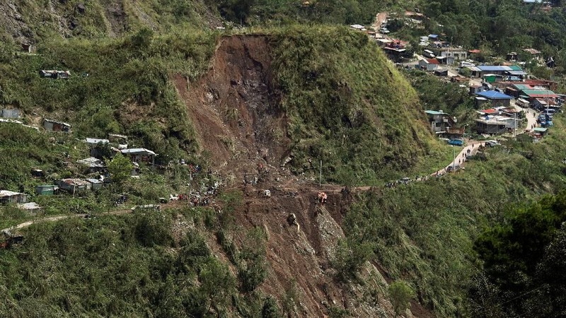 Mangkhut dengan angin badai berkekuatan lebih dari 200 km per jam berputar melewati ujung utara Filipina pada hari Sabtu dan menewaskan sedikitnya 50 orang.