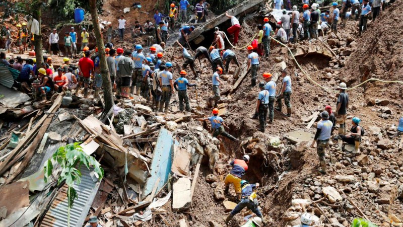 Mangkhut dengan angin badai berkekuatan lebih dari 200 km per jam berputar melewati ujung utara Filipina pada hari Sabtu dan menewaskan sedikitnya 50 orang.