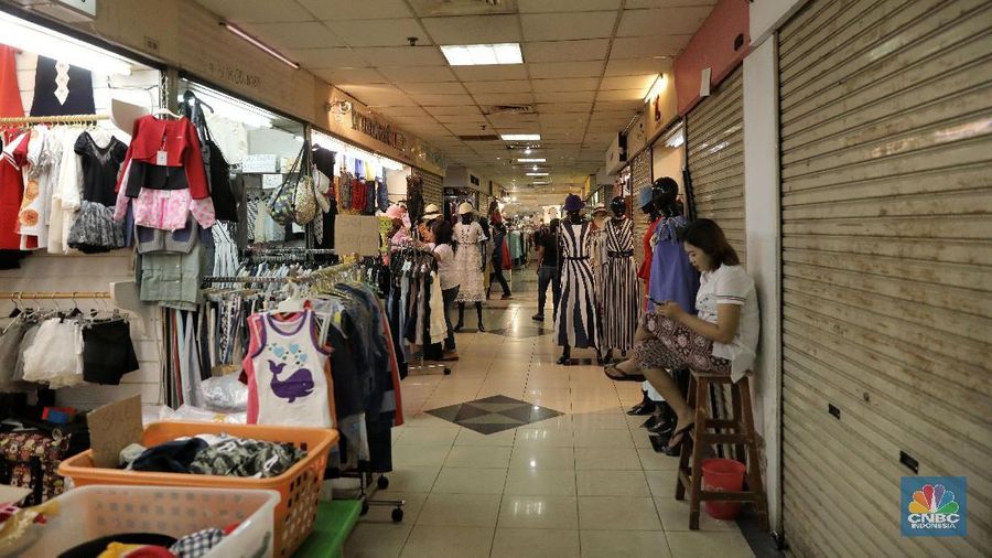 Sepinya Mal Mangga Dua ini tak berarti toko-toko di sana kehilangan pembeli. Sebab, kebanyakan dari penjual juga memasarkan dagangannya secara online.