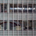 Bankir menghadiri pertemuan darurat di kantor London Lehman Brothers, di distrik keuangan Canary Wharf di London, Inggris, 11 September 2008.