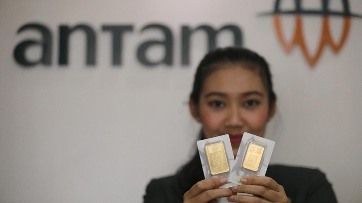 Harga tiap gram dari kepingan 100 gram emas yang diproduksi PT Aneka Tambang Tbk (ANTM) naik 0,81% pada hari ini.
