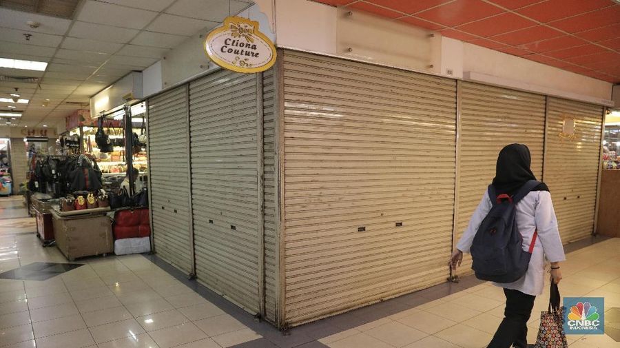 Sepinya Mal Mangga Dua ini tak berarti toko-toko di sana kehilangan pembeli. Sebab, kebanyakan dari penjual juga memasarkan dagangannya secara online.