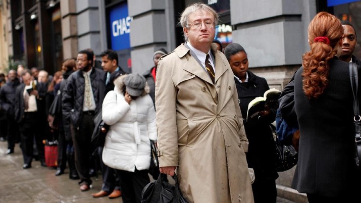 Eric Lipps, 52, waits in line to enter the NYCHires Job Fair in New York, United States, December 9, 2009. REUTERS/Shannon Stapleton/File photo     SEARCH 