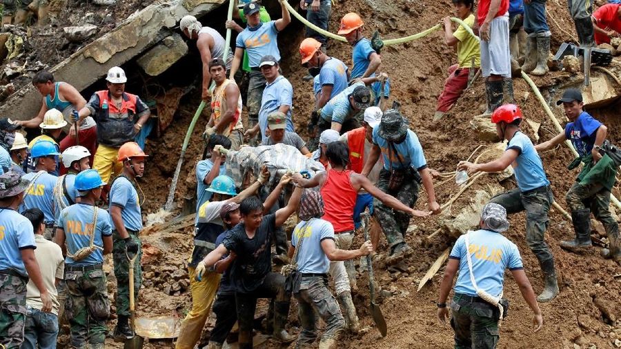 Mangkhut dengan angin badai berkekuatan lebih dari 200 km per jam berputar melewati ujung utara Filipina pada hari Sabtu dan menewaskan sedikitnya 50 orang.