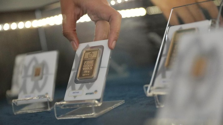 Rekor tertinggi harga emas Antam kepingan 100 gram yang pernah dicapai adalah Rp 726.000 per gram pada awal September.