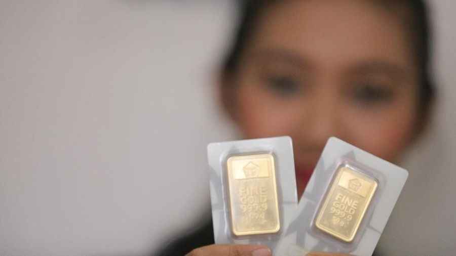 Investor dibuat bimbang karena menimbang-nimbang arah kebijakan moneter Amerika Serikat (AS).