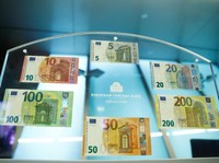 Dolar Dibayangi Pelemahan, Euro Justru Tertekan