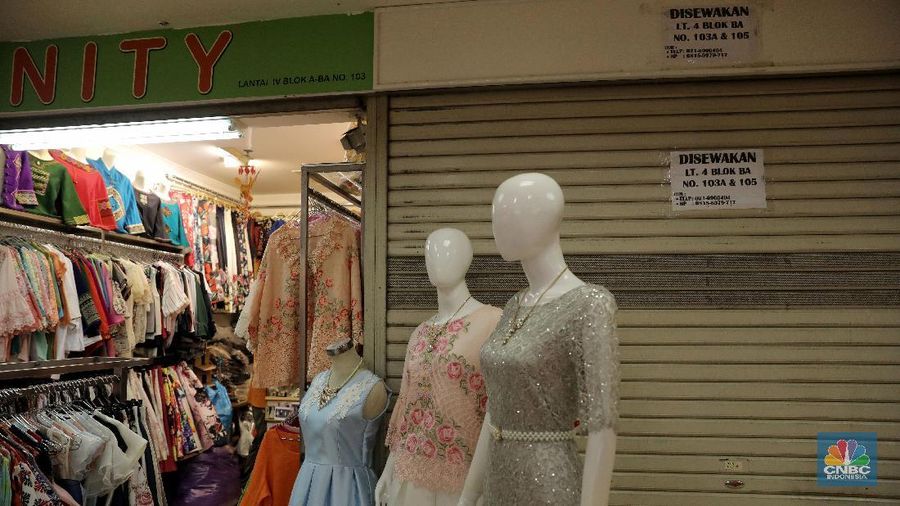 Sepinya Mal Mangga Dua ini tak berarti toko-toko di sana kehilangan pembeli. Sebab, kebanyakan dari penjual juga memasarkan dagangannya secara online.