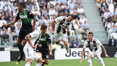 Percobaan Cristiano Ronaldo untuk mencetak gol ke gawang Sassuolo dengan tandukannya. (REUTERS/Massimo Pinca)